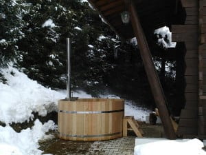 bain nordique sur une terrasse de chalet