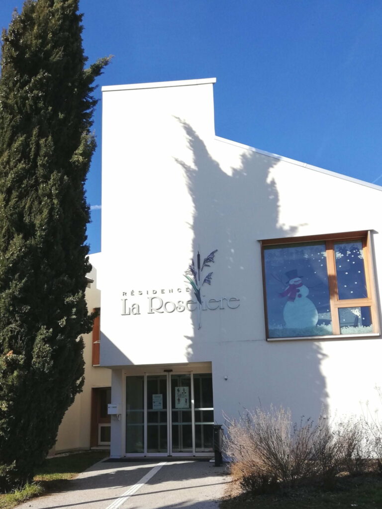 Travaux de création d'une pièce d'eau à Bons-en-Chablais, montrant l'espace en rénovation