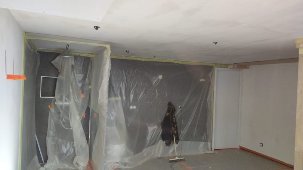Espace en cours de peinture avec bâches de protection