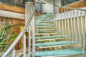 escalier verre métal