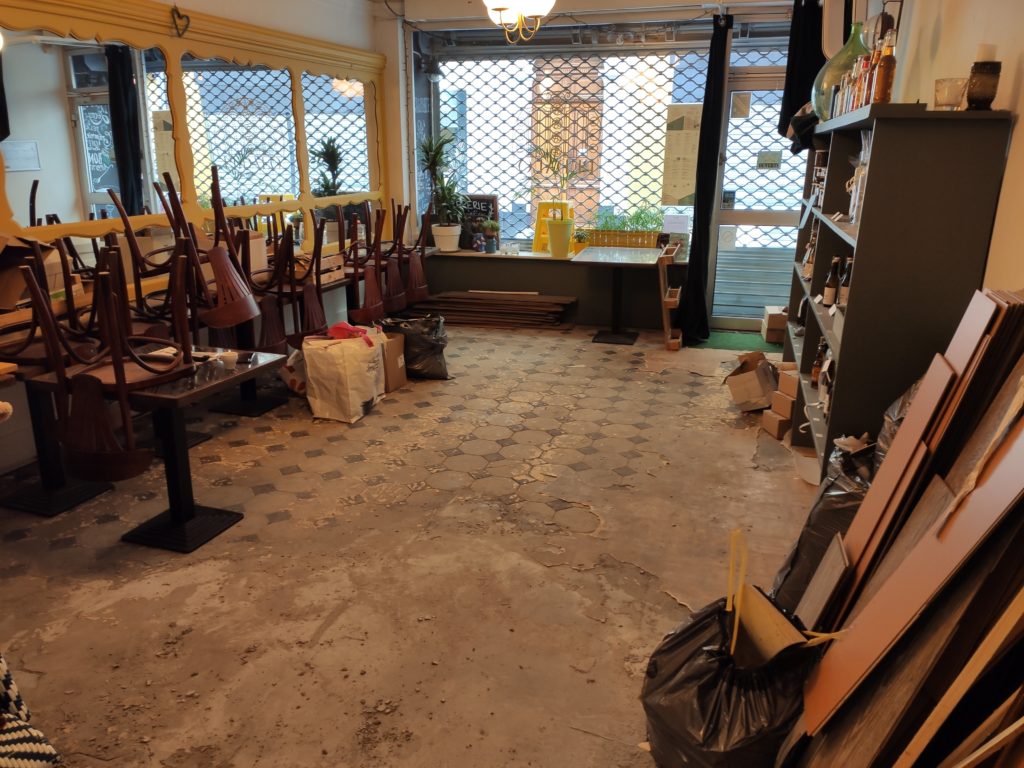 Avant rénovation du sol de la crêperie