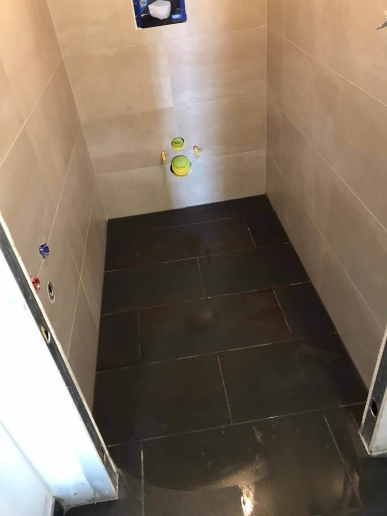Sanitaire dans un chalet en bois à Bons-en-Chablais