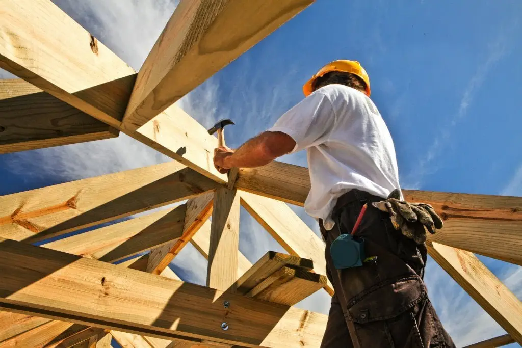 Chantier de construction avec pose d'une charpente en bois dans le Chablais, illustrant le savoir-faire des charpentiers locaux.