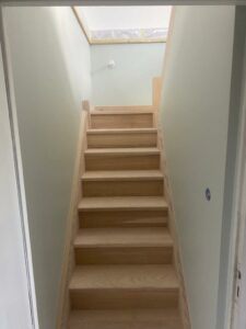 Escalier en bois pour accéder aux combles aménagés à Bons-en-Chablais.