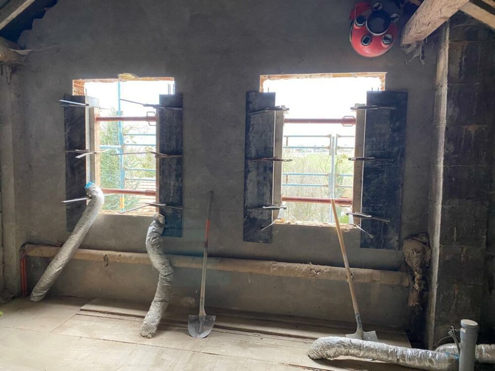 Préparation et coffrage pour futures fenêtres dans des combles en rénovation à Bons-en-Chablais.