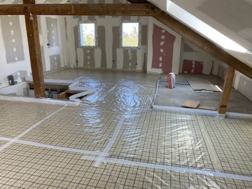 Travaux d’aménagement des combles avec isolation du sol à Bons-en-Chablais.