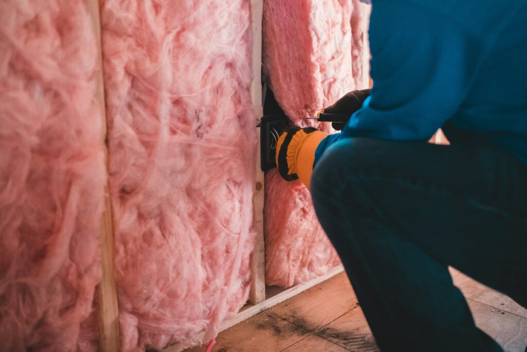 Installation d’isolant thermique dans les murs d’une maison