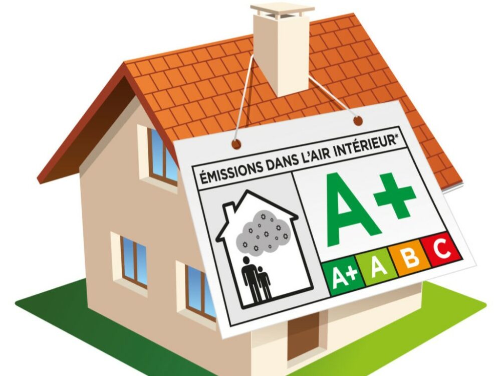 Illustration d’une maison avec étiquette A+ sur la qualité de l’air intérieur, liée à la rénovation énergétique.