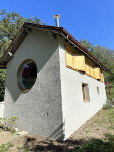 Maison rénovée à Thonon avec une façade modernisée et une isolation performante.