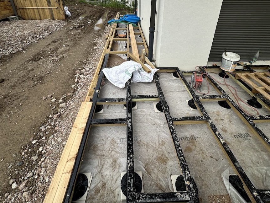 Structure métallique et lambourdes pour terrasse en cours à Bons-en-Chablais.