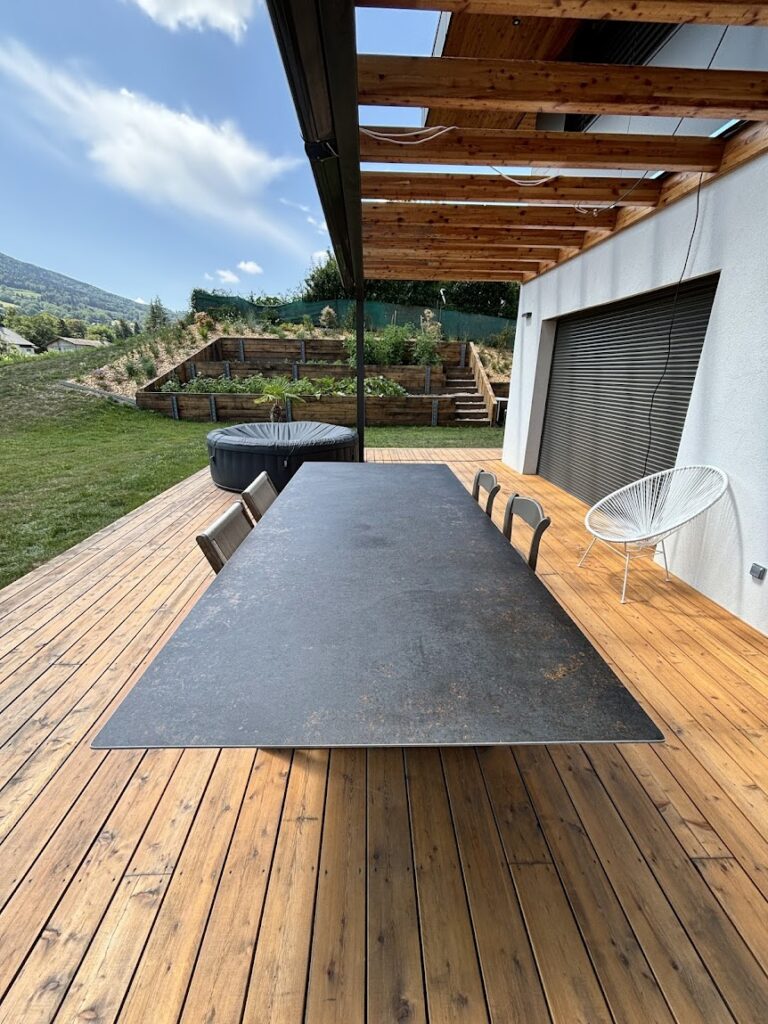 Terrasse avec vue sur aménagement paysager à Bons-en-Chablais.