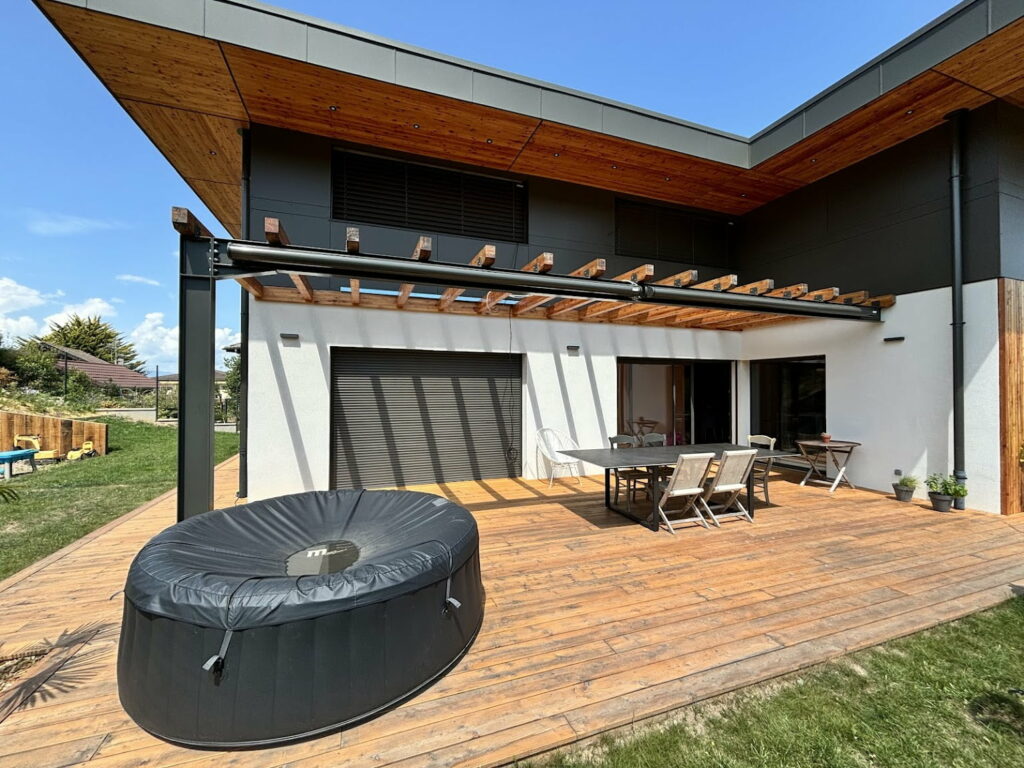 Terrasse en bois avec pergola et coin repas extérieur à Bons-en-Chablais.