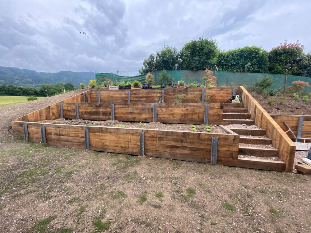 Murets en bois et jardin en terrasse à Bons-en-Chablais.