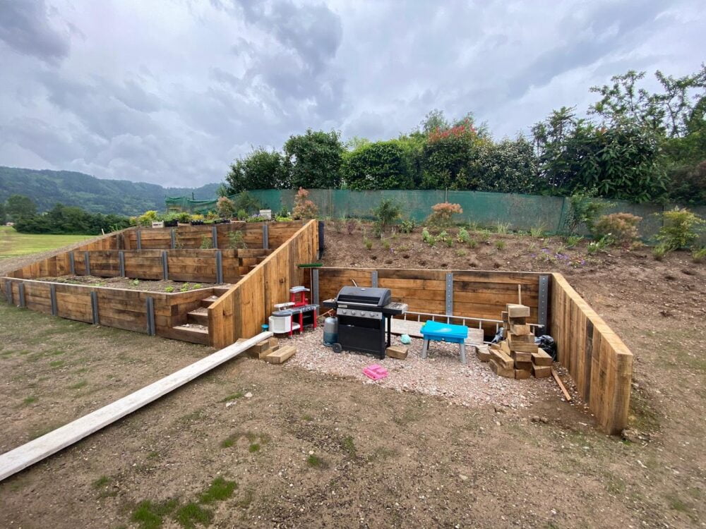 Terrasse et murets en bois avec coin barbecue à Bons-en-Chablais.