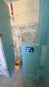 Travaux de préparation des murs et plomberie dans une salle de bains à Thonon.