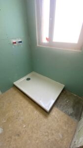 Travaux en cours dans une salle de bains à Thonon avec receveur de douche installé.