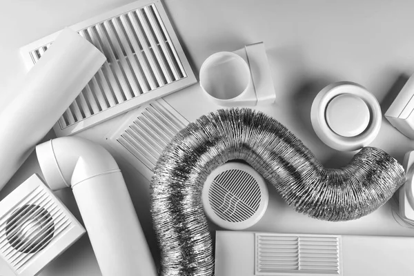 Technicien remplaçant le filtre d’une VMC double flux pour assurer une ventilation optimale.