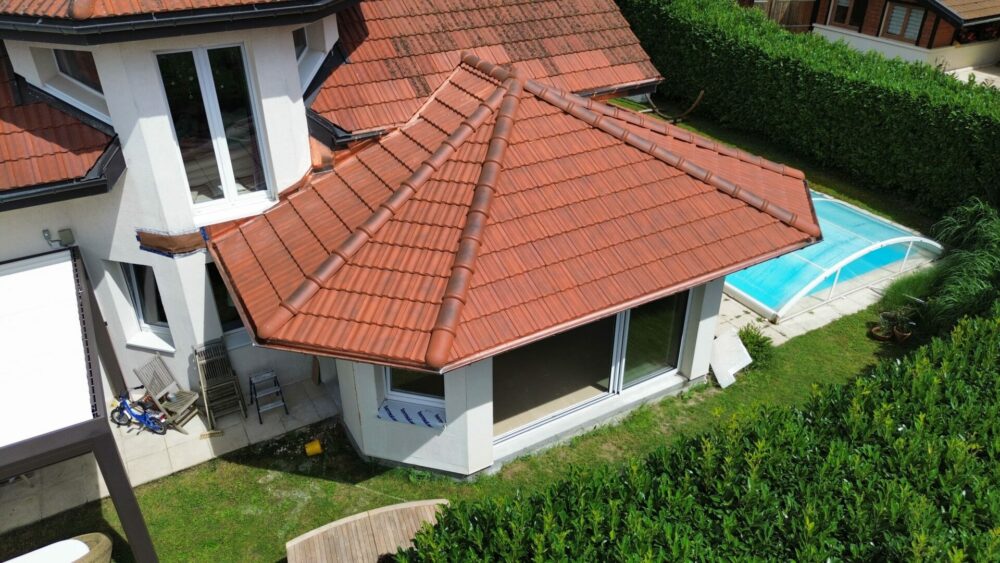 Extension de maison avec toiture neuve et piscine attenante vue de drone.
