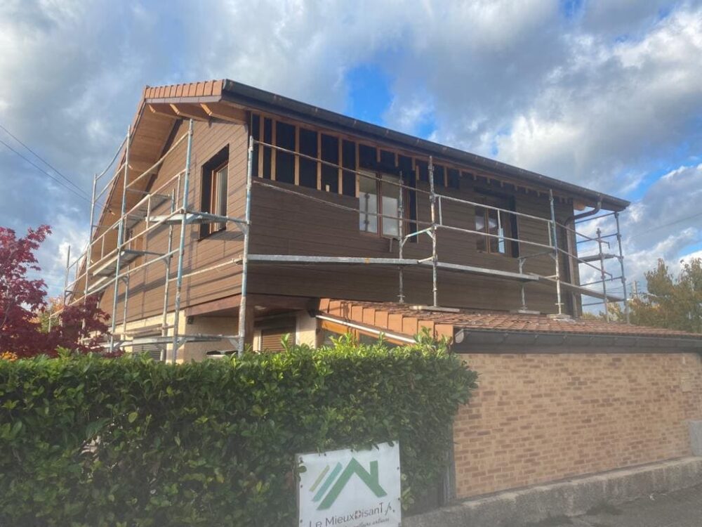 Travaux de surélévation d’une maison avec structure en bois et échafaudage.