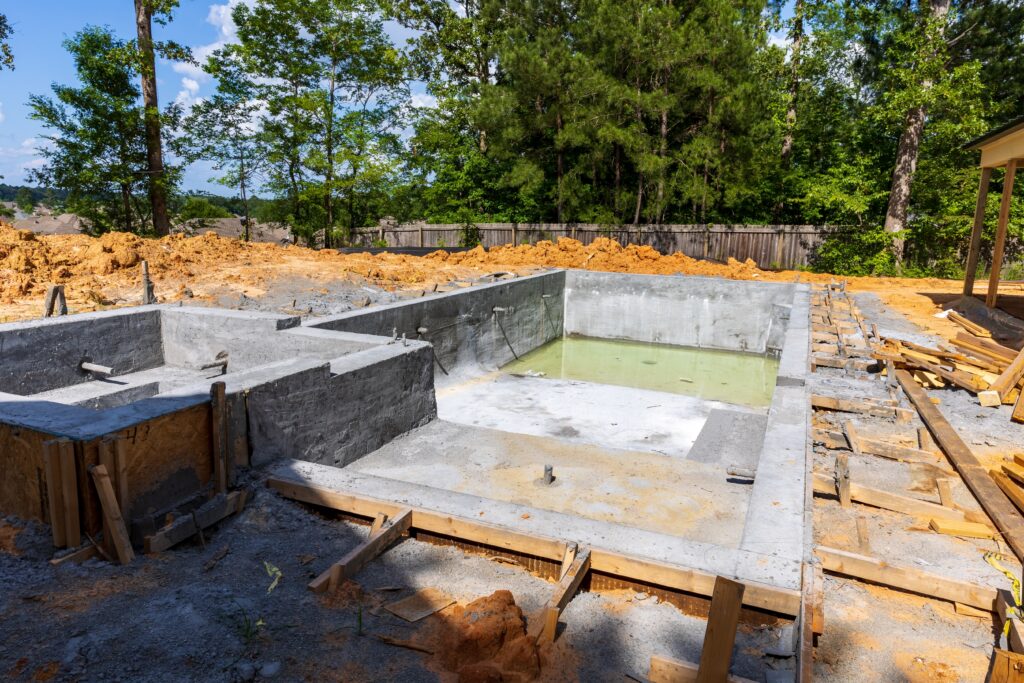 Piscine design dans une maison moderne avec terrasse en bois et pergola.