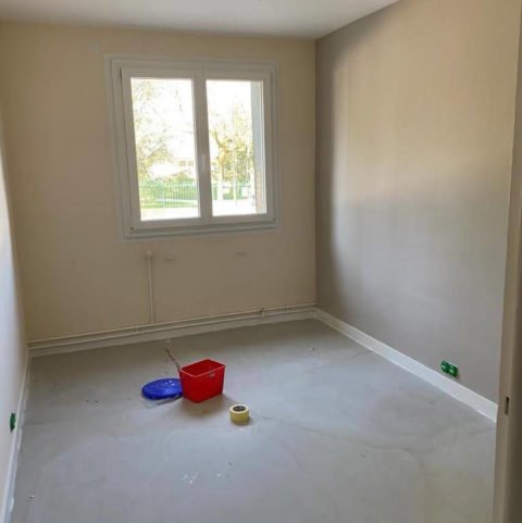 Chambre en cours de rénovation à Thonon avec sol préparé et murs en attente de peinture.