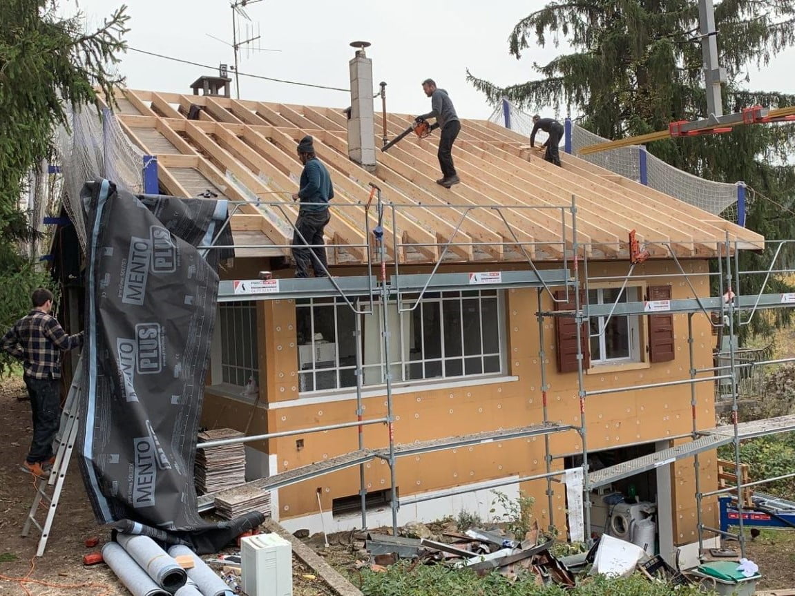 Travaux de rénovation de toiture à Annemasse avec installation d’une nouvelle charpente en bois et isolation renforcée.