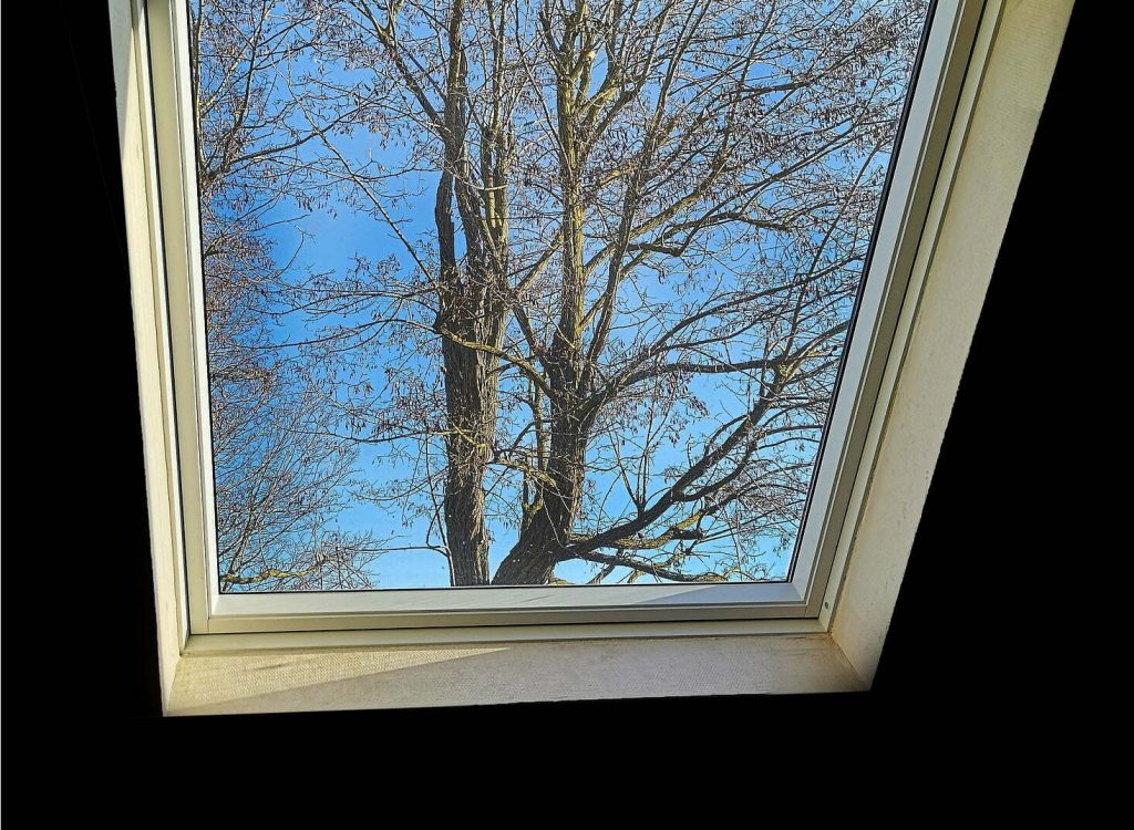 Vue d’un Velux installé dans des combles aménagés à Bons-en-Chablais.
