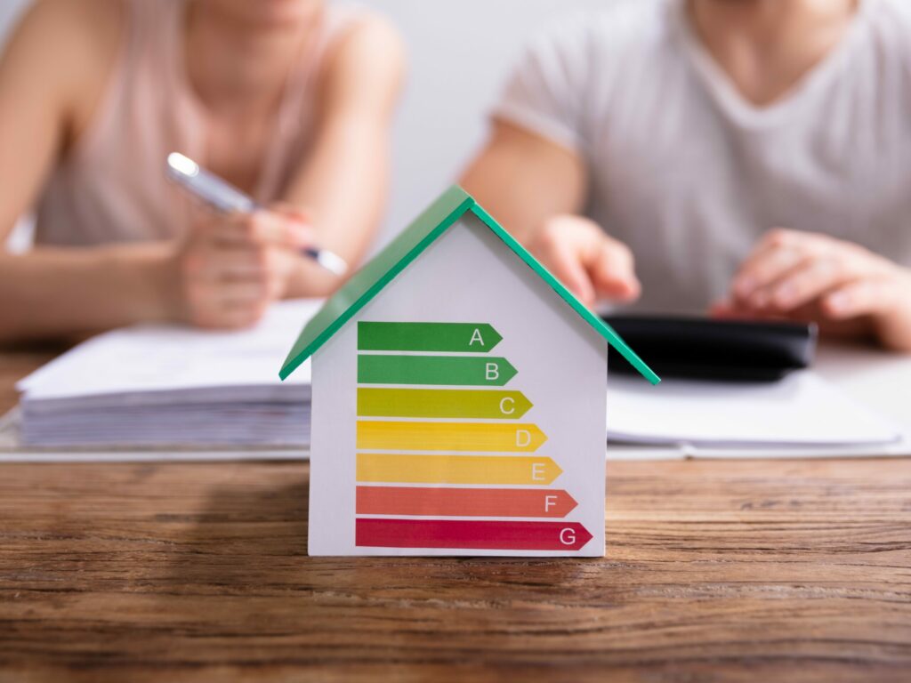 Maquette de maison avec étiquette énergétique A à G, utilisée pour illustrer un audit énergétique obligatoire dans le Chablais.