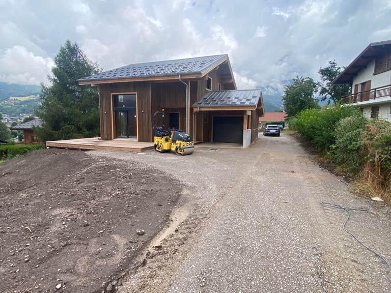 Chalet neuf en bois avec ossature bois à Sallanches, vue sur les montagnes et terrasse en construction.