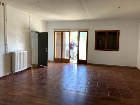 Local professionnel avant rénovation – installation plomberie et électricité à Bons-en-Chablais
