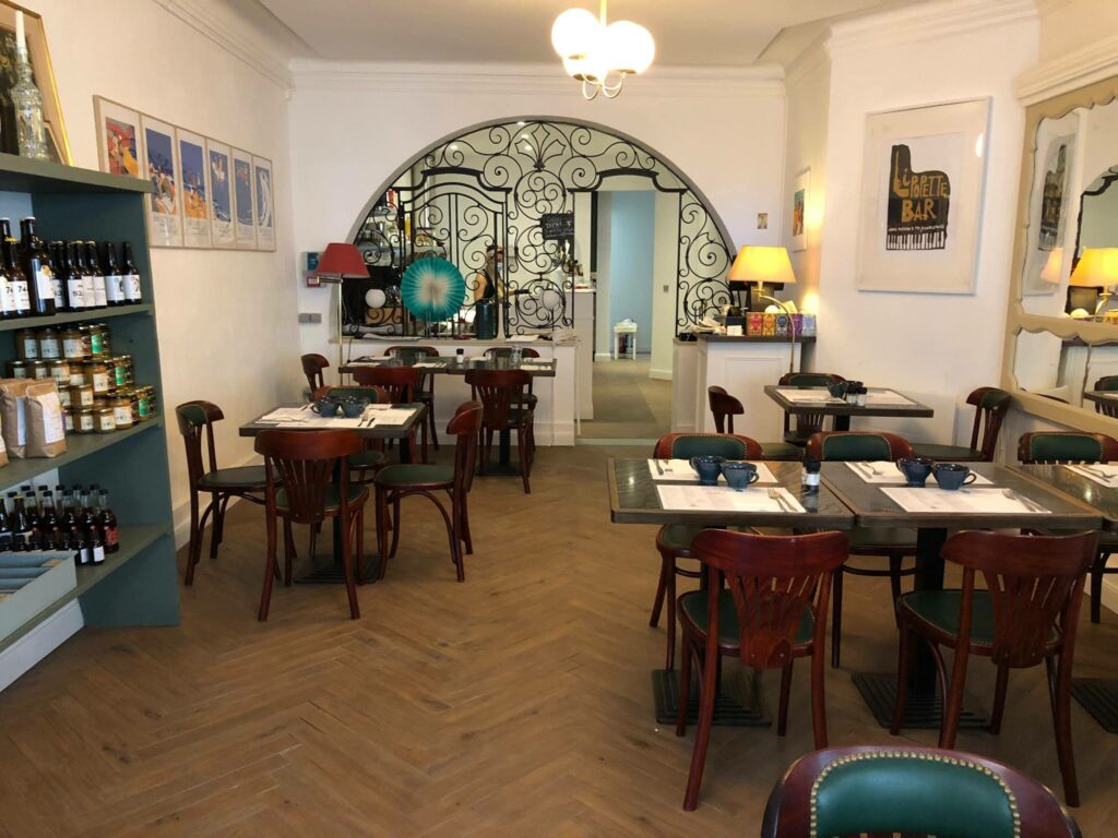 Salle de crêperie rénovée à Évian avec décoration élégante et tables dressées