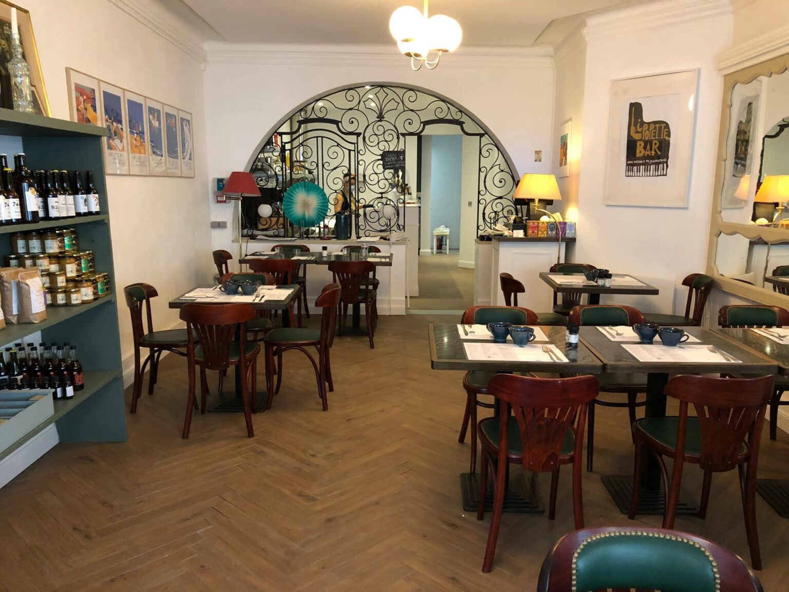 Salle de crêperie rénovée à Évian avec décoration élégante et tables dressées
