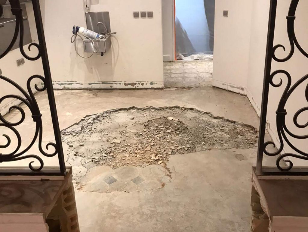 Début des travaux de rénovation, sol abîmé