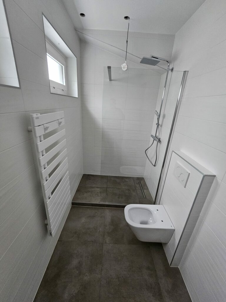 Douche à l’italienne et WC suspendu dans salle de bains neuve à Évian