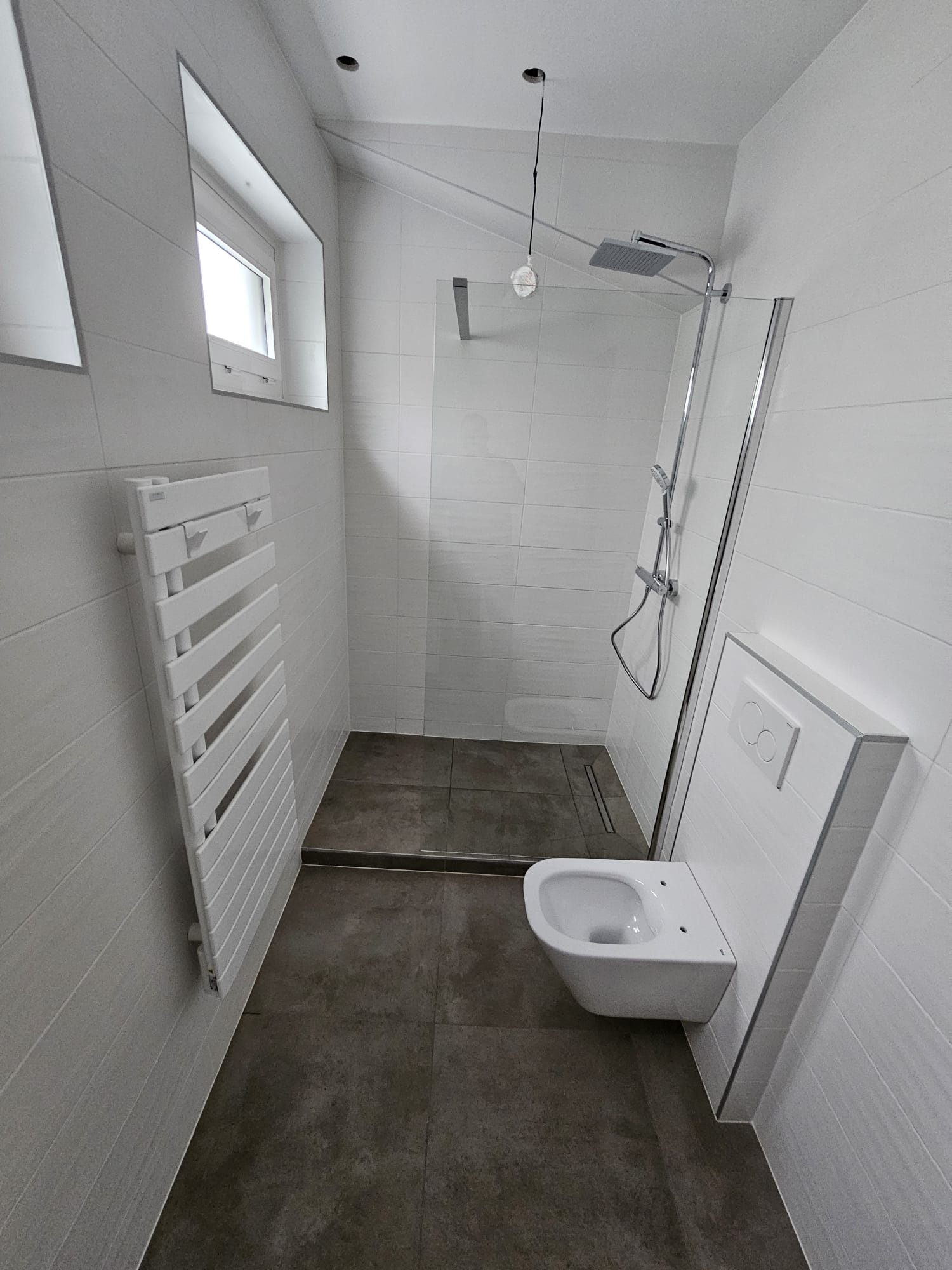 Douche à l’italienne et WC suspendu dans salle de bains neuve à Évian
