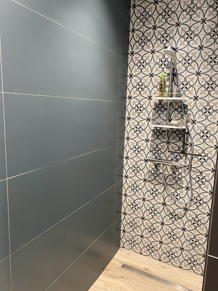 douche mur carreaux ciment et carrelage mat