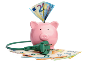 Tirelire avec des billets d'euros et une prise électrique symbolisant les économies liées aux panneaux solaires