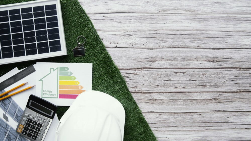 Matériel de planification de projet solaire avec panneau photovoltaïque, calculatrice, DPE et casque de chantier