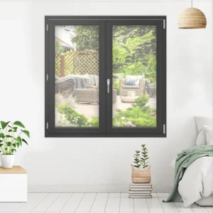 Fenêtre en aluminium noire dans une chambre avec vue sur un jardin, style moderne et isolation renforcée