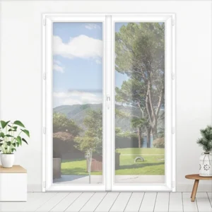 Fenêtre PVC blanche moderne offrant une vue extérieure dégagée et une bonne isolation