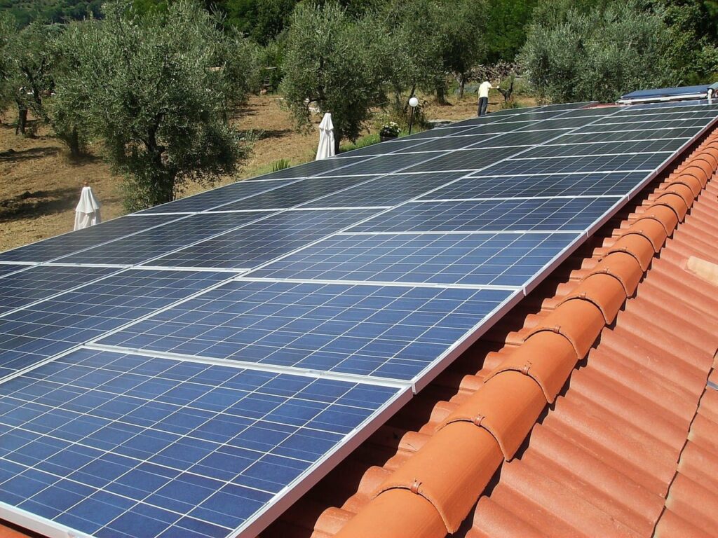 Installation de panneaux solaires photovoltaïques sur une grande toiture en tuiles d’un bâtiment commercial