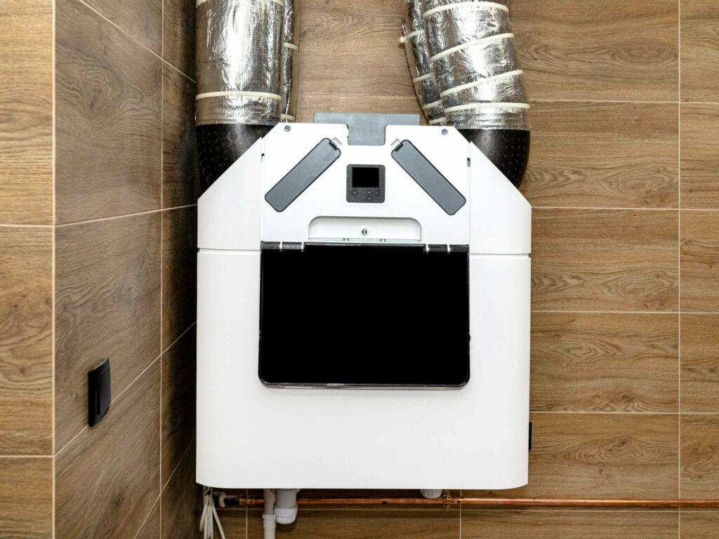 Système de VMC double flux installé dans une maison avec conduits d’aération isolés.
