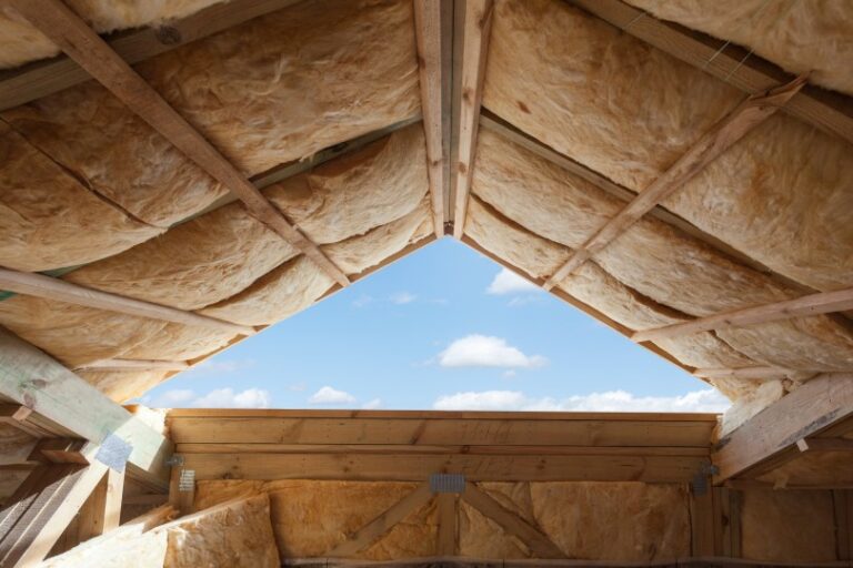 Combles d’une maison avec isolant réparti sur le plancher sous la toiture