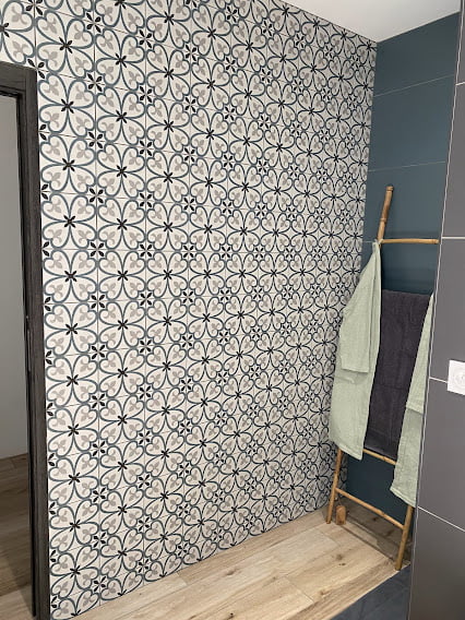 mur carreaux ciment noir blanc salle de bain