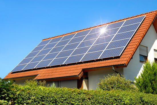 Maison avec toiture entièrement couverte de panneaux photovoltaïques pour la production d’électricité