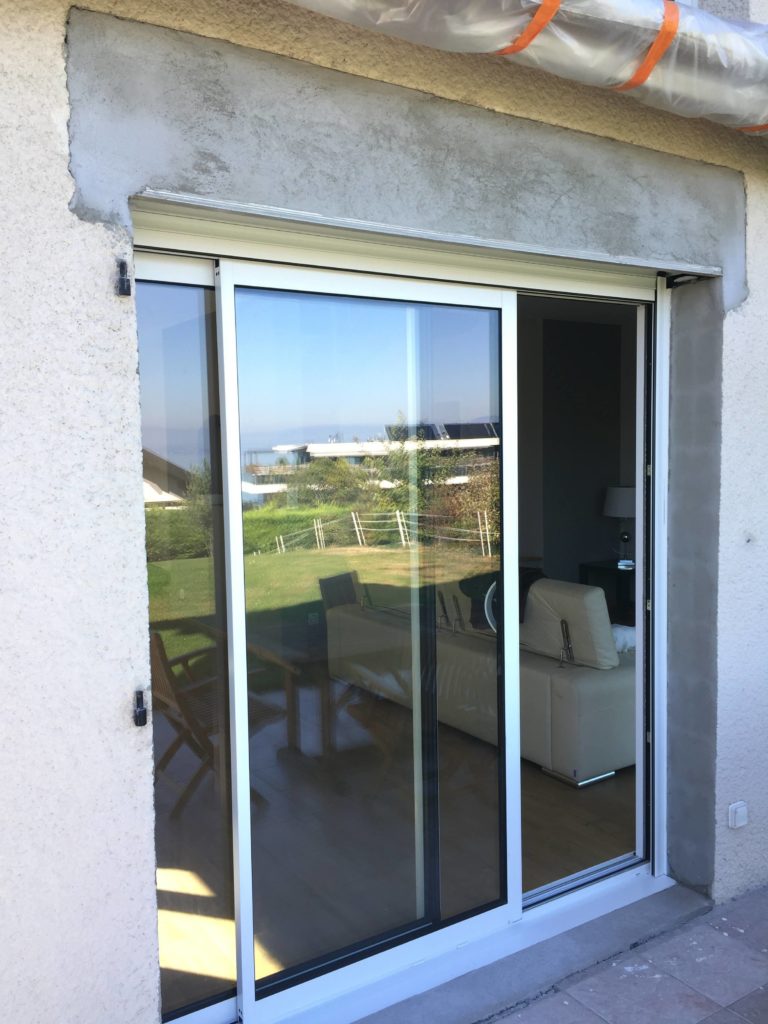 Baie vitrée en cours d’installation avec encadrement non enduit à Évian