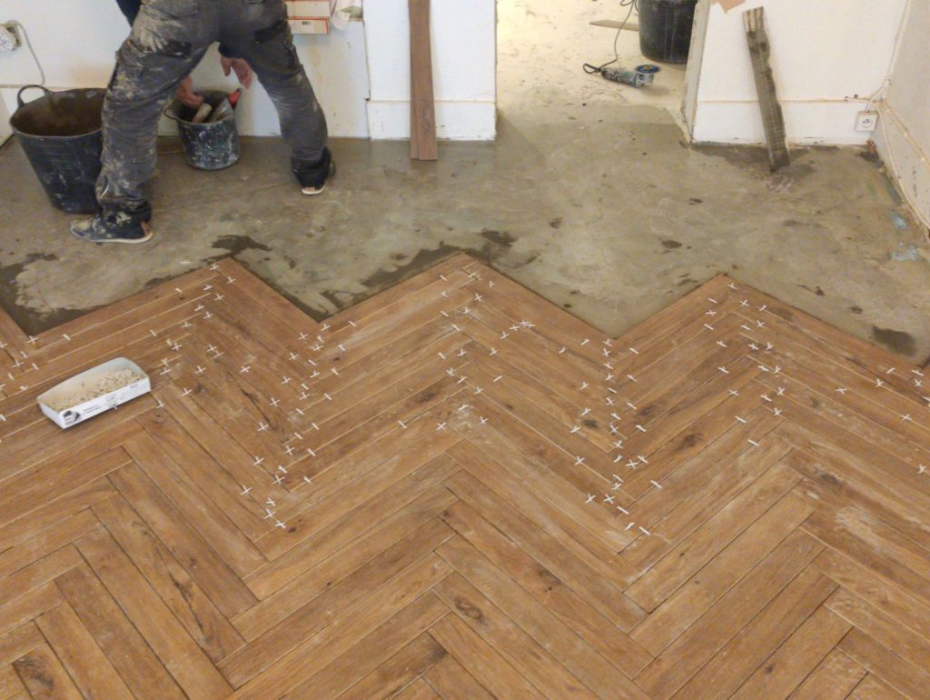 Pose de carrelage imitation parquet en chevron