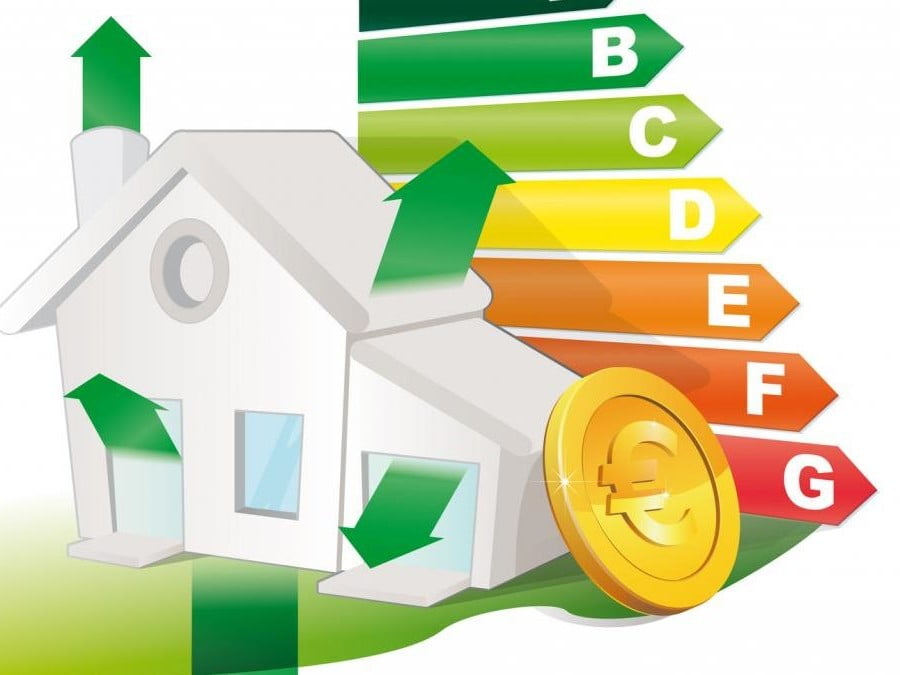 Illustration d’une maison avec flèches vertes et étiquette énergétique symbolisant les économies d’énergie