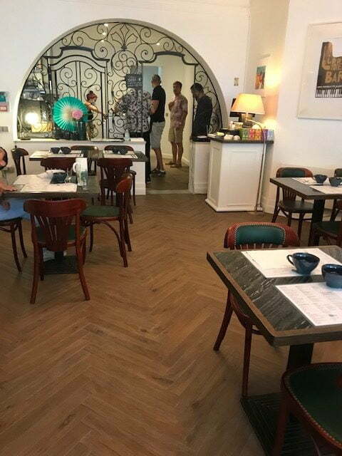 Vue de la crêperie avec clients et décoration murale après travaux à Évian