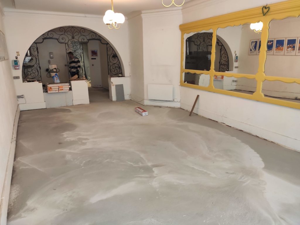 Sol nivelé prêt à accueillir un nouveau carrelage dans une crêperie à Évian